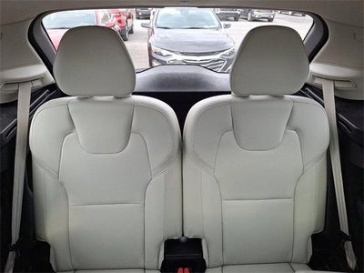 2022 Volvo XC90 T5 Momentum 7 Passenger