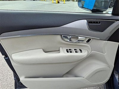 2022 Volvo XC90 T5 Momentum 7 Passenger