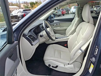 2022 Volvo XC90 T5 Momentum 7 Passenger