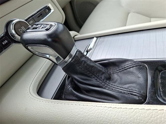 2022 Volvo XC90 T5 Momentum 7 Passenger