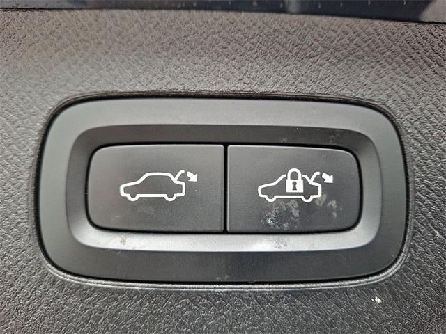 2022 Volvo XC90 T5 Momentum 7 Passenger